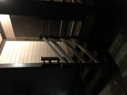 Пятигранная деревянная лестница для веранды – работа компании «Артель»